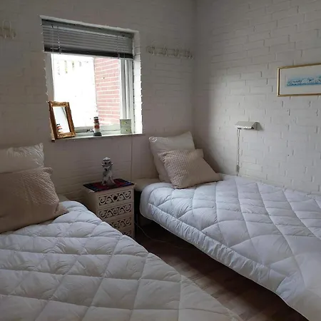 3 Person In Grasten *